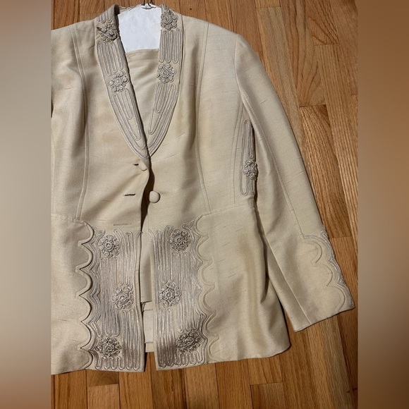 BEIGE Woman’s Jacket and Skirt Suit Set Size 6 - Picture 3 of 12